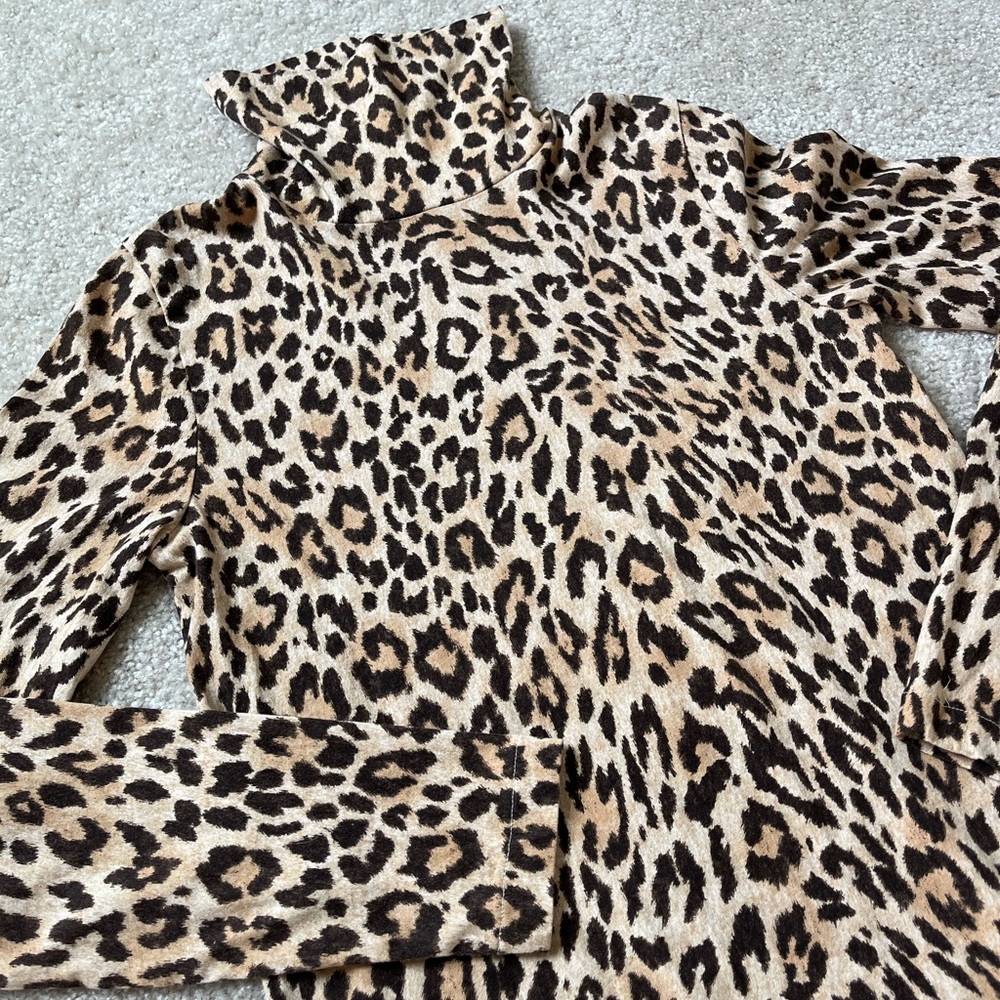 J. Crew Women’s Leopard Print Tissue Turtleneck Top size Small Like New! - Picture 4 of 4
